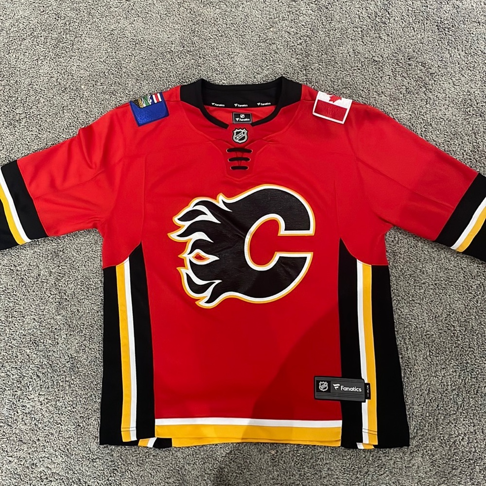 Calgary flames , hockey jersey , size men’s US M